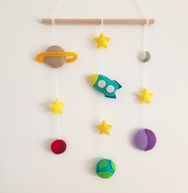galaxy-mobile-space-themed-toddler-room-600x617