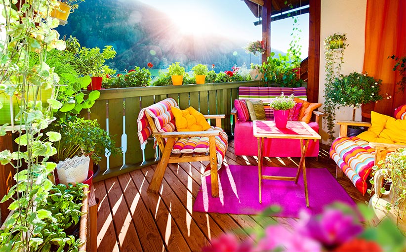 Cheerful-tiny-balcony-decorated-with-uplifting-colors-