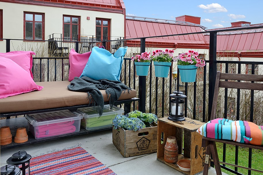 Colorful-tiny-balcony-with-harmonious-and-consistent-decor